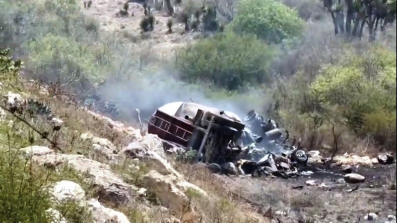 Цементовоз врезался в автобус в Мексике, десятки жертв