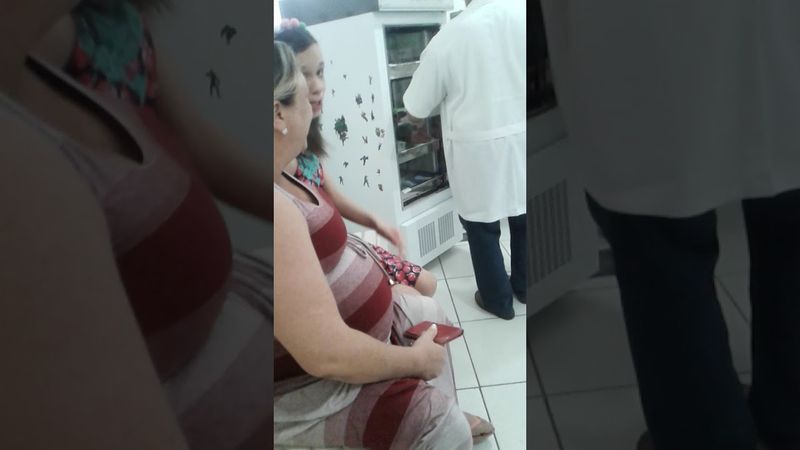 Tomando vacina de 15 anos um beijão