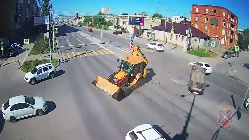 Массовое ДТП с трактором в центре Волгограда 15 мая попало на видео
