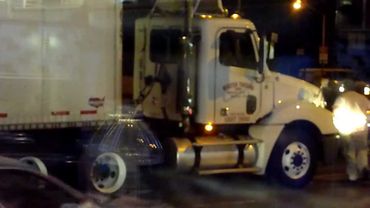 Тележка из супермаркета под колесом