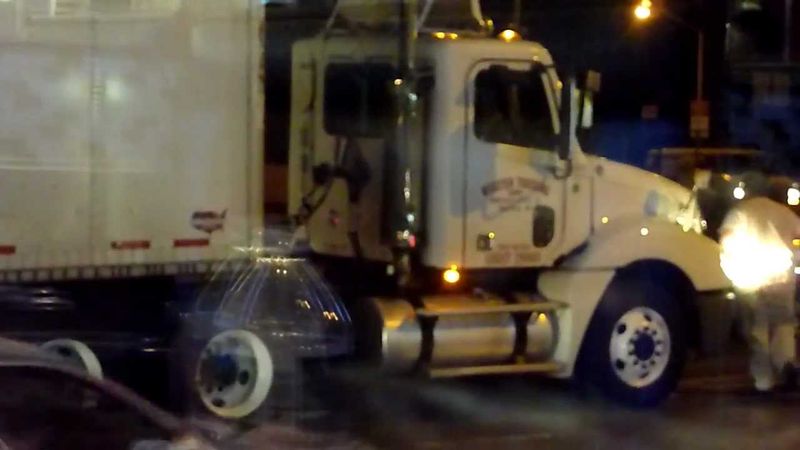 Тележка из супермаркета под колесом