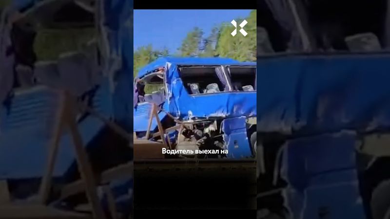 Поезд протаранил автобус с паломниками