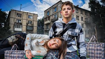 МАТЬ ВЫГНАЛА СЕСТРУ ИЗ ДОМА И ОНА ЖИВЕТ В ПОДВАЛЕ