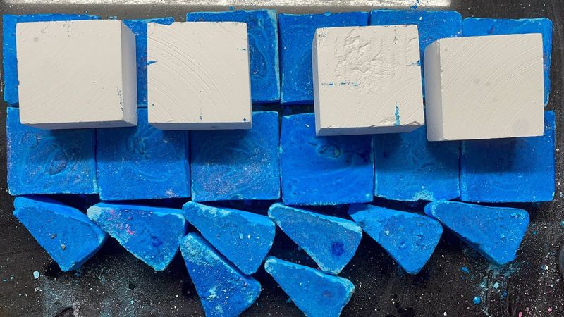 Dry Hydrophobic Chalk Crush topped with cornstarch and fresh chalk blocks 💕