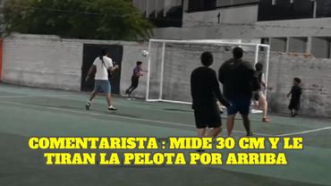 ENANO INTENTA CABECEAR Y TODOS SE KGAN DE RISA