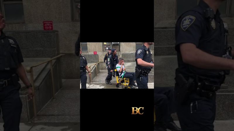 Maniac barges into NYC courthouse, slashes officers in neck, face in chaotic scene