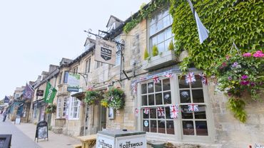 Walking Through Burford | The Cotswold Village Next to Jeremy Clarkson’s Pub