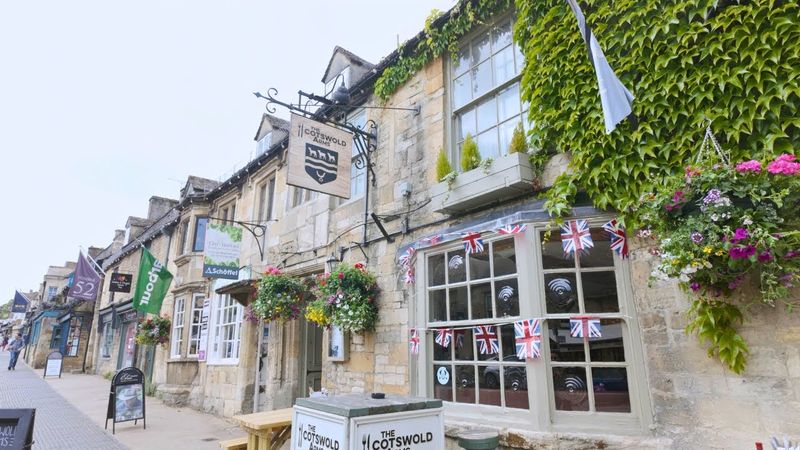 Walking Through Burford | The Cotswold Village Next to Jeremy Clarkson’s Pub