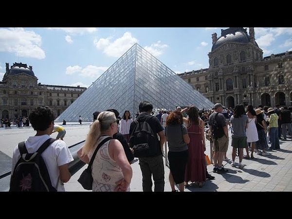 Paris Louvre closure leaves thousands waiting as officials hold undisclosed emergency talks