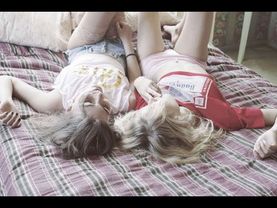 У меня ночует подруга ура!Звонит парень .😘