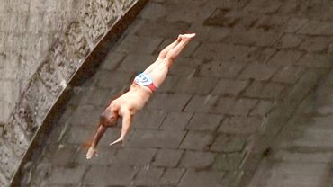 Как десятки хай-дайверов прыгали с 17-метрового моста в Словении