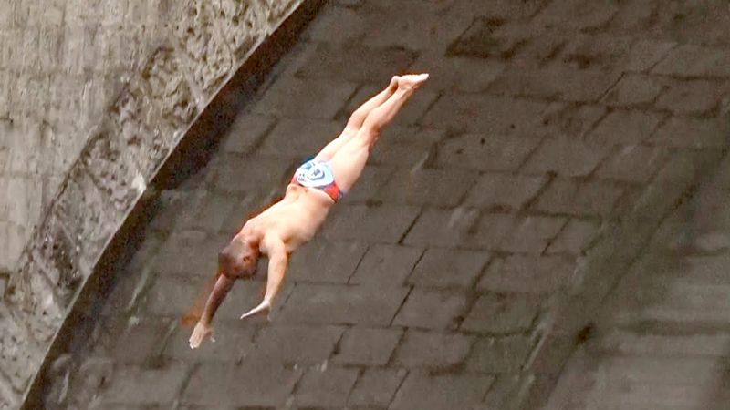 Как десятки хай-дайверов прыгали с 17-метрового моста в Словении
