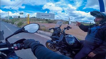 Que mi poli! ¿Unas carreritas o que? #shorts #police #policia #motovlog