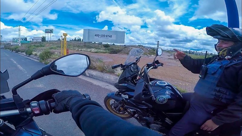 Que mi poli! ¿Unas carreritas o que? #shorts #police #policia #motovlog