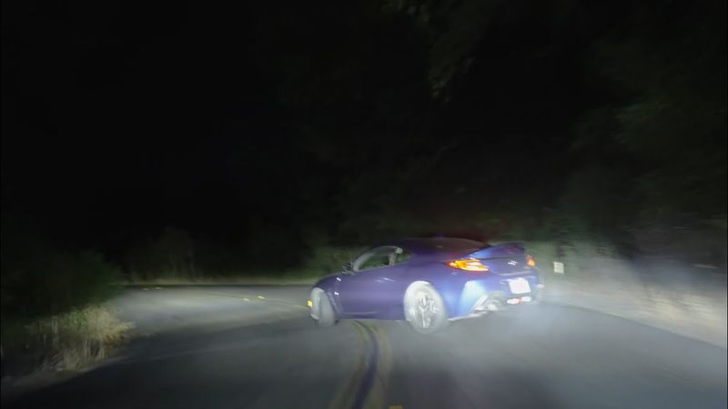 Toyota GR86 drifting [CHASE FOOTAGE] - Real life Initial D?!