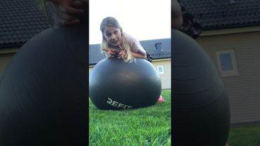 Träning ute stå på händer och gå ner i brygga