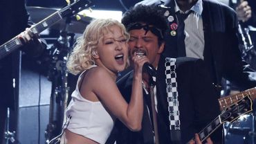 2026 GRAMMYs: Rosé and Bruno Mars ROCK OUT With 'APT.'