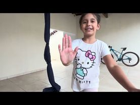 Você acredita que eu já consigo fazer isso? VIRANDO DE CABEÇA PARA BAIXO NO TECIDO!