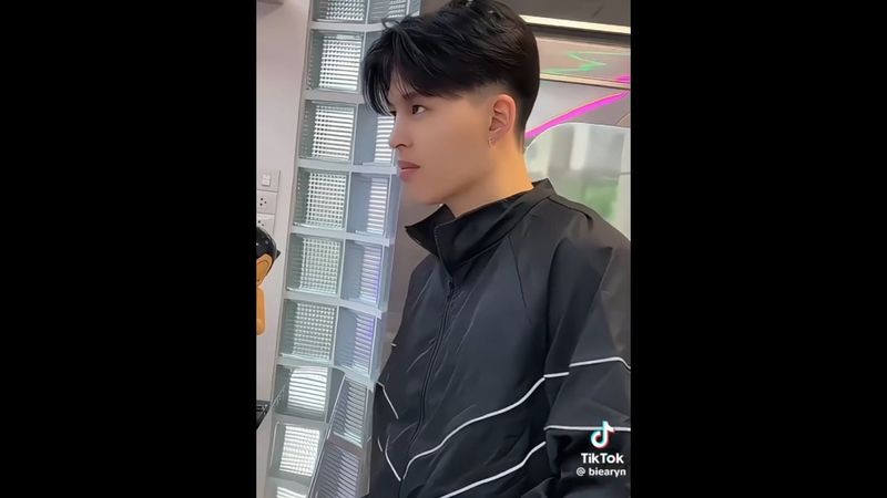 someone saw pond having a haicut right now#pondphuwin#marriedcouple#whowillbemylifepartnerta