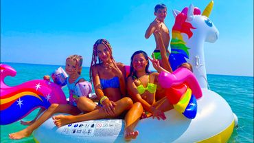 VIVIAMO per 24H su un GONFIABILE in Mezzo al MARE 😨🌊