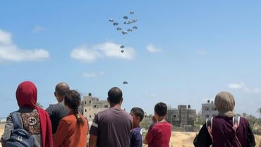 Palestinians watch as aircraft drops aid over central Gaza | AFP