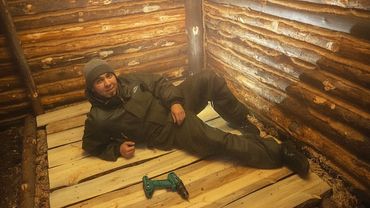 ТЕПЕРЬ У МЕНЯ ЕСТЬ ПИЛОРАМА. НАЧАЛ ВЫСТИЛАТЬ ПОЛЫ В ЛАЧУГЕ. ЗАКОНЧИЛ ДЫМОХОД. 7 СЕРИЯ.