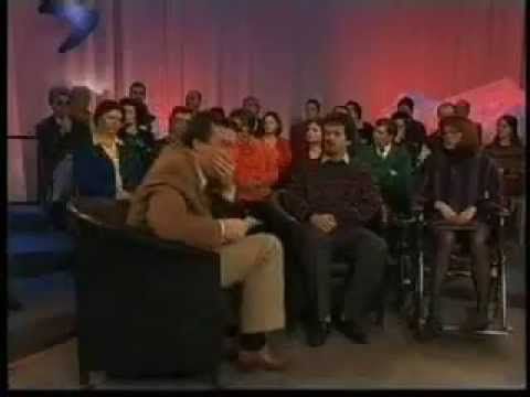 Ведущий угарает в прямом эфире!