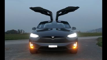 Tesla Model X - CRAZY LIGHTSHOW !!! Must see! Full HD