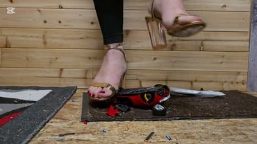 High heels crush model car #crushexperiment #highheels #asmrcrush #asmrcrunch #modelcarcrush