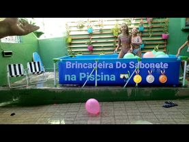 Brincadeira com Sabonete na Piscina