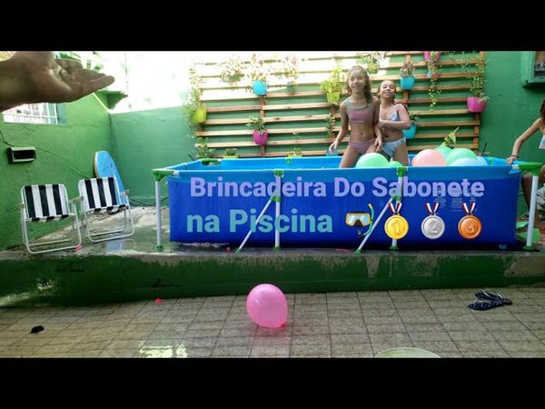 Brincadeira com Sabonete na Piscina