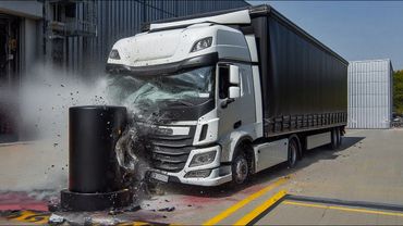 Truk Raksasa VS Uji Tabrakan Rintangan yang Tidak Dapat Dihancurkan