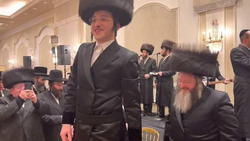 Arele samat singing by Mayer Adler son waddling