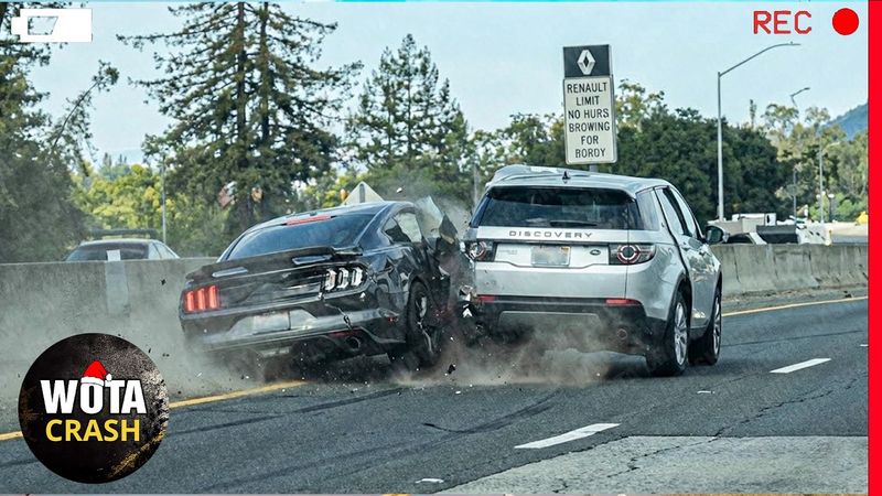 111 Idiots in Cars Fail to Notice Anything and Create Problems on Dash Cam