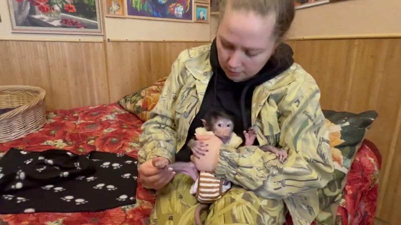 У маленькой Анфисы из-за плохого ухода мамы еще и вот такие пальчики на руках и ногах.