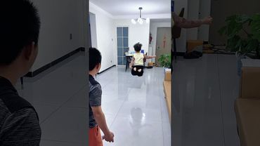 擦地不让他走，他居然飞过去了，这本领啥时候学的呢！#呆萌小米宝#萌娃#熊孩子
