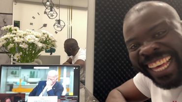 Сон не оставляет Байдена в покое даже в Африке. Его даже там сон поймал. 😂😂😂