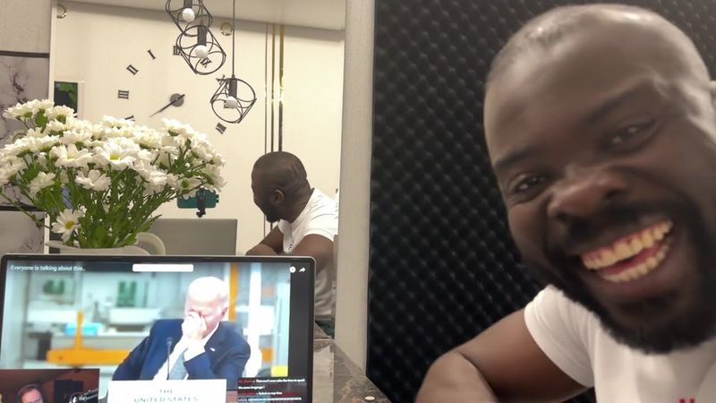 Сон не оставляет Байдена в покое даже в Африке. Его даже там сон поймал. 😂😂😂