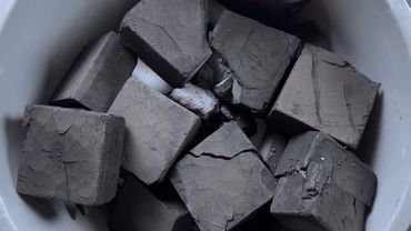 Bucket of Black Dyed Floury G2💕