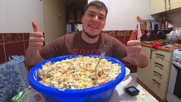 ПРИГОТОВИЛ ТАЗИК ОЛИВЬЕ ЗА 1000 РУБЛЕЙ (455 ГРН)