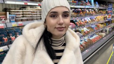 Обычный чёрный русский мужик с семьёй покинули свой загородный дом и поехали в город на Рождество