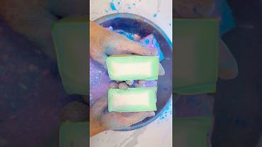Green Blocks #relax #crushingtime #oddlysatisfying #rainbowsoap #crunchycrumbles #satisfying