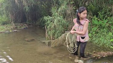 The orphan girl goes fishing to sell for a living, daily life