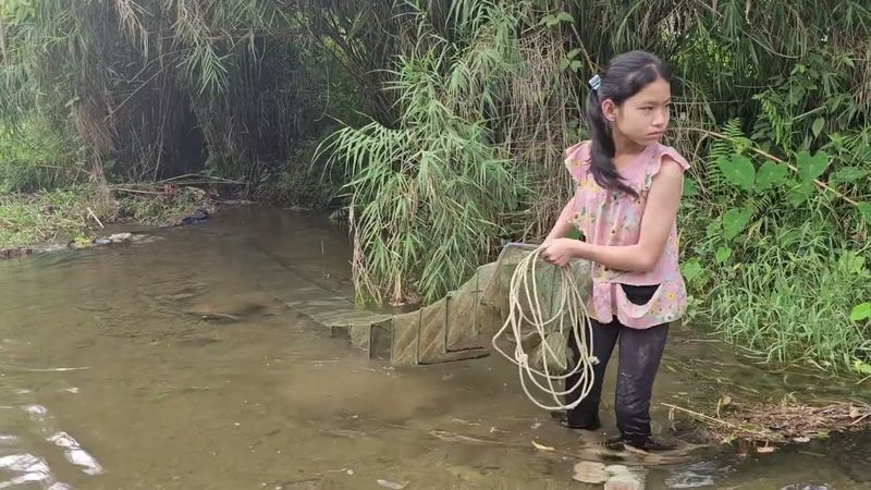 The orphan girl goes fishing to sell for a living, daily life