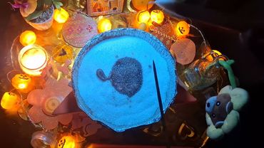 Чистка свадхистаны, мочеполовую систему, сакральную чакру, финансы.