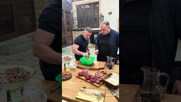 Пробую черемшу Алана