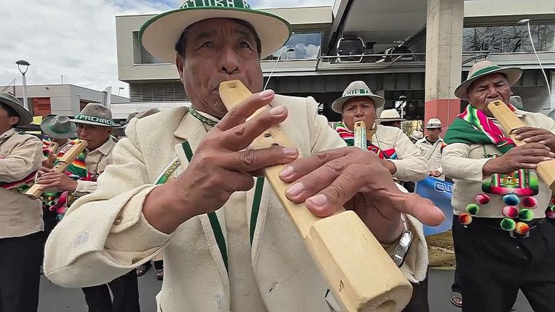 Более 3000 боливийцев сыграли на андских флейтах