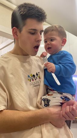 Делится со мной 😍