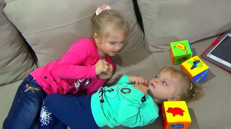 Маргарита НЕ СЛУШАЕТСЯ папу Промокли под дождем