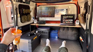 Ich habe versucht, einen kleinen Lieferwagen in ein mobiles Internetcafé zu verwandeln.